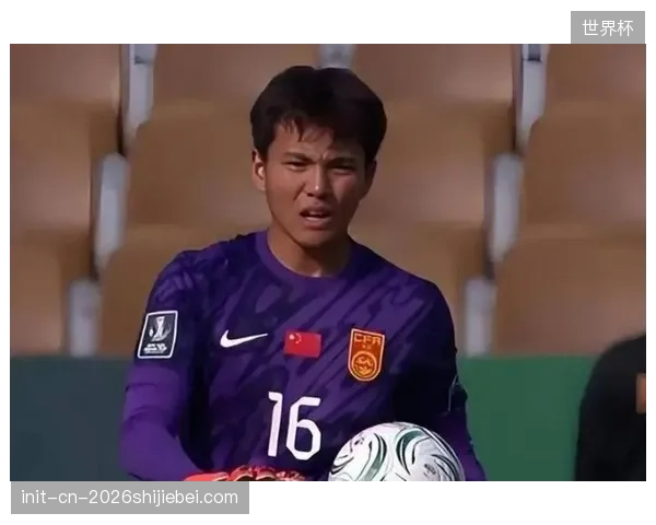 升班马重庆铜梁龙防守坚韧，门将姚浩洋多次关键扑救力保球门不失。